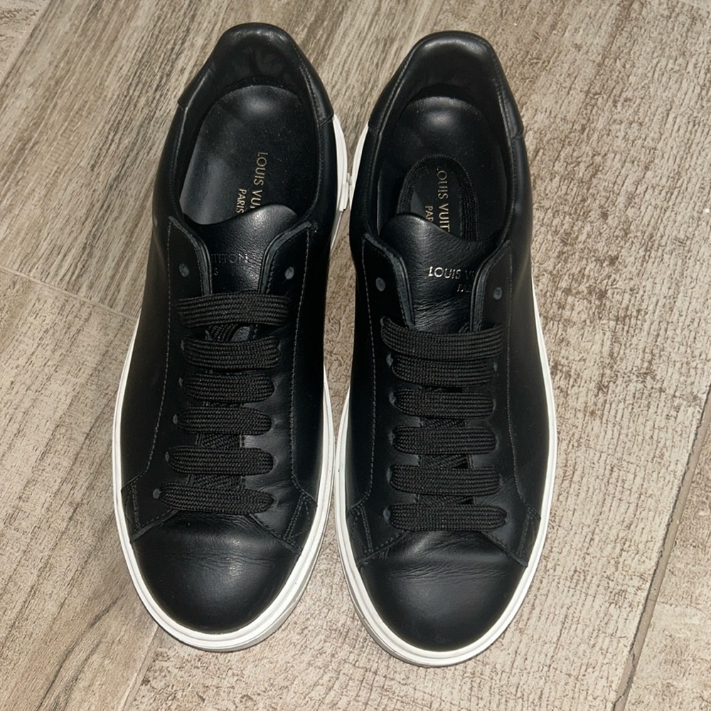 Slightly worn Louis Vuitton sneakers: Calfskin Time Out Sneakers size 37 Black